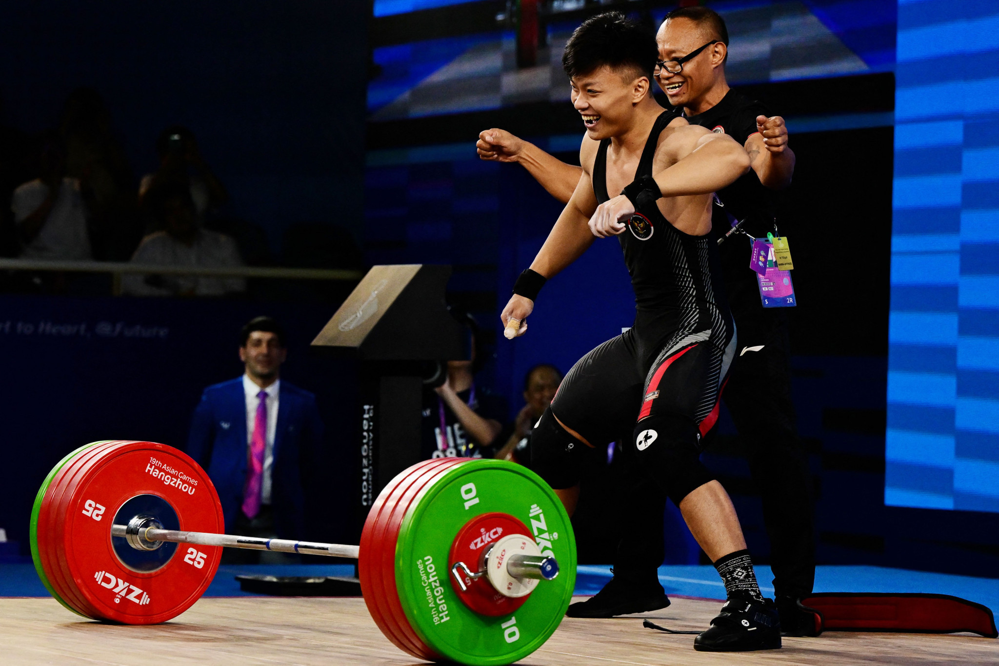 Weightlifter Erwin celebrates with dad after another world record at Asian Games 