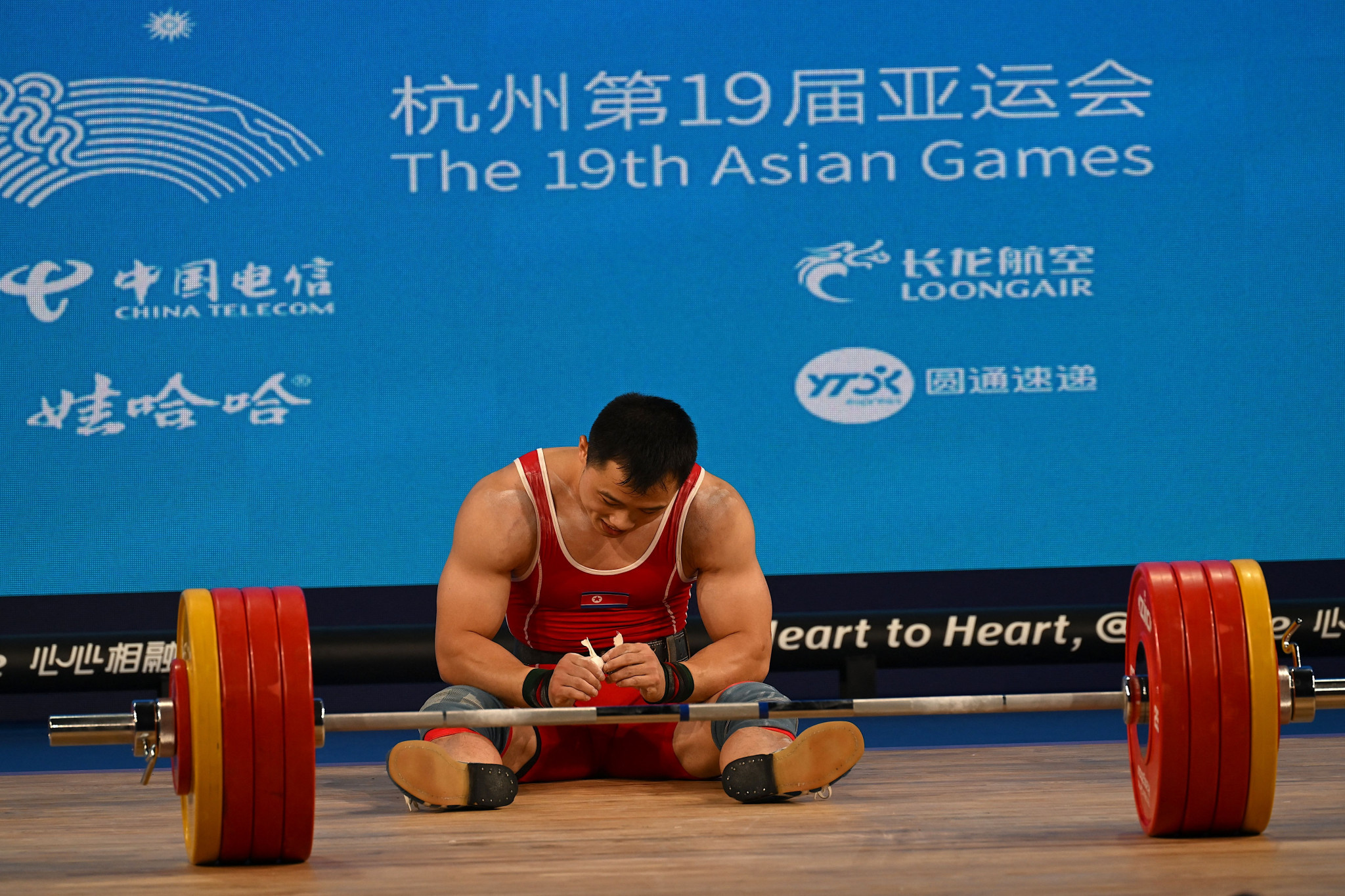 Ri Chongsong was distraught after failing to break the world record held by Indonesia's Rahmat Erwin at Hangzhou 2022 ©Getty Images 