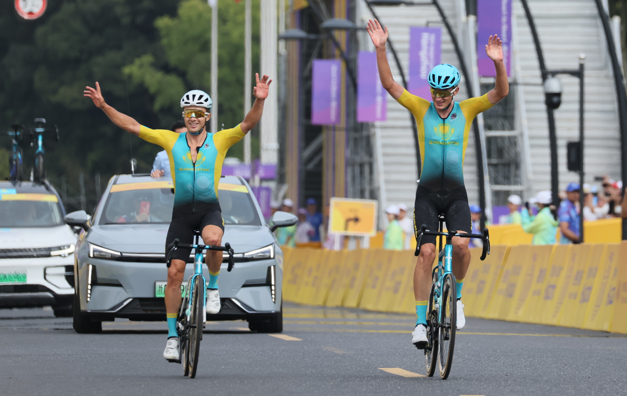 Reigning champion Lutsenko gifts road race title to compatriot