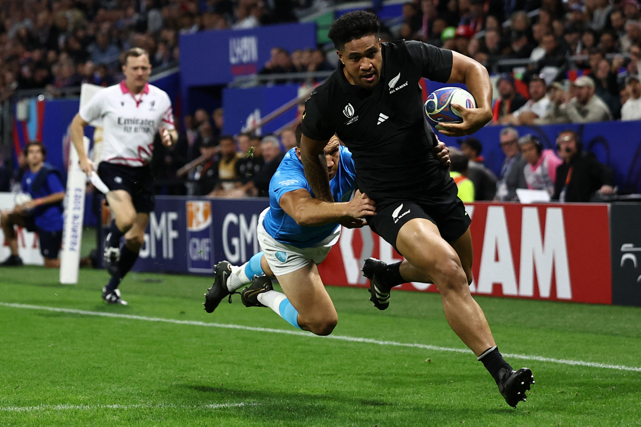 Leicester Fainga'anuku, right, scored a second-half hat-trick for New Zealand in their 73-0 win ©Getty Images