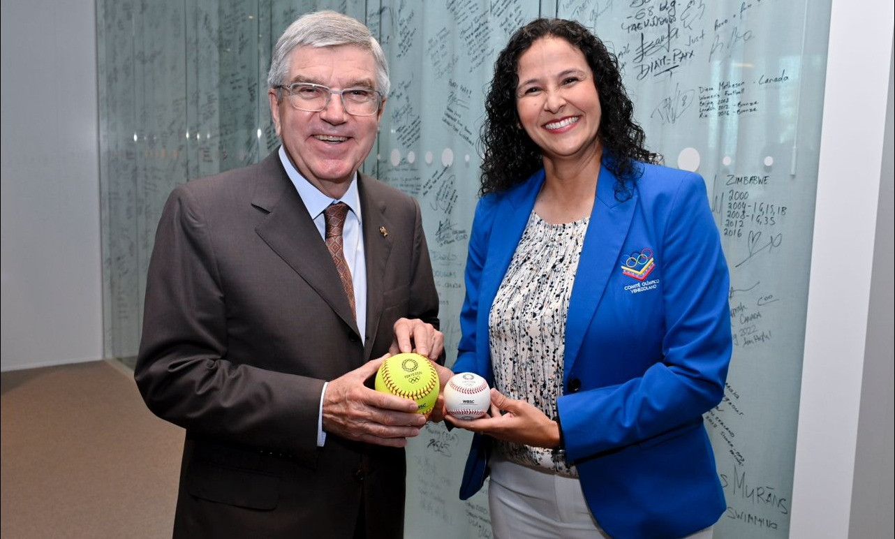 Venezuela Olympic Committee President María Soto, right, used a meeting with IOC President Thomas Bach to push the claims for baseball and softball to feature at Los Angeles 2028 ©WBSC