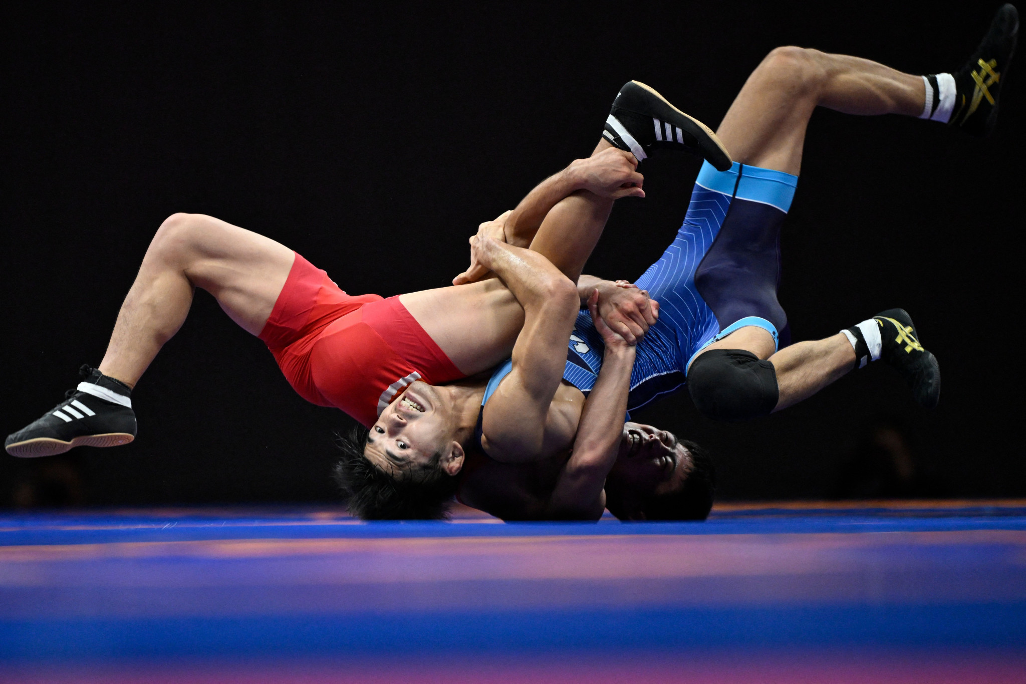 Toshihiro Hasegawa, blue, recorded Japan's sole wrestling gold medal of the day with victory over North Korean Han Chong-song ©Getty Images