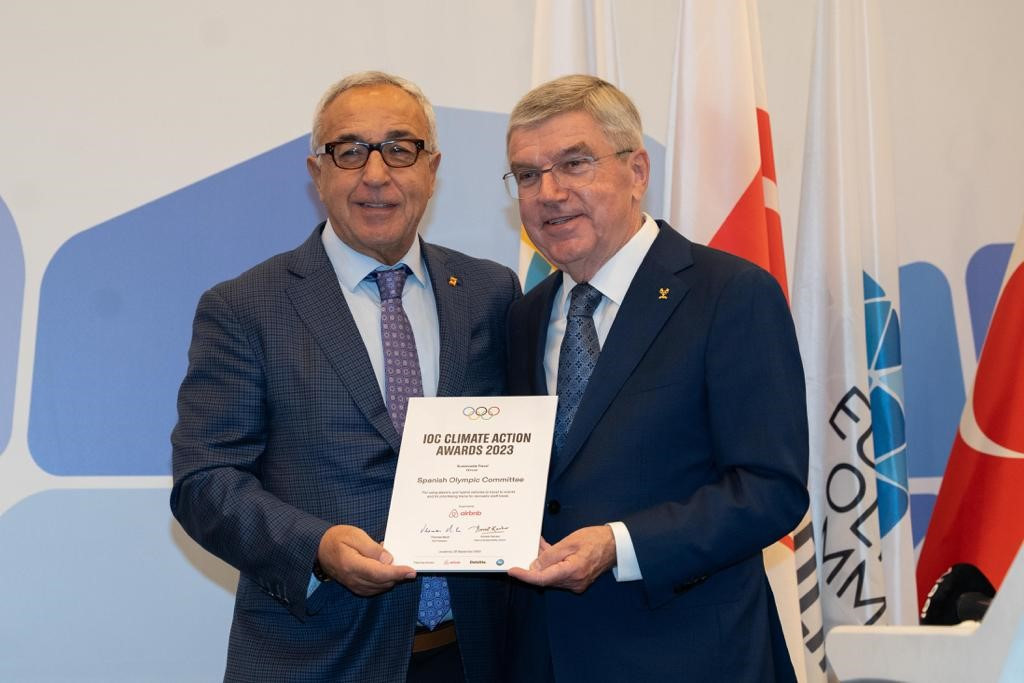 Spanish Olympic Committee President Alejandro Blanco, left, received the IOC Climate Action Award ©EOC