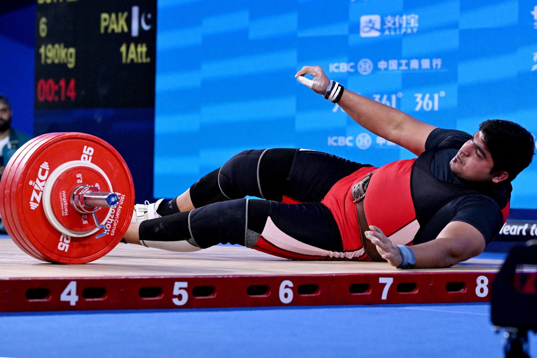 Pakistan's Muhammad Butt falls during the men's over-109kg weightlifting final ©Getty Images