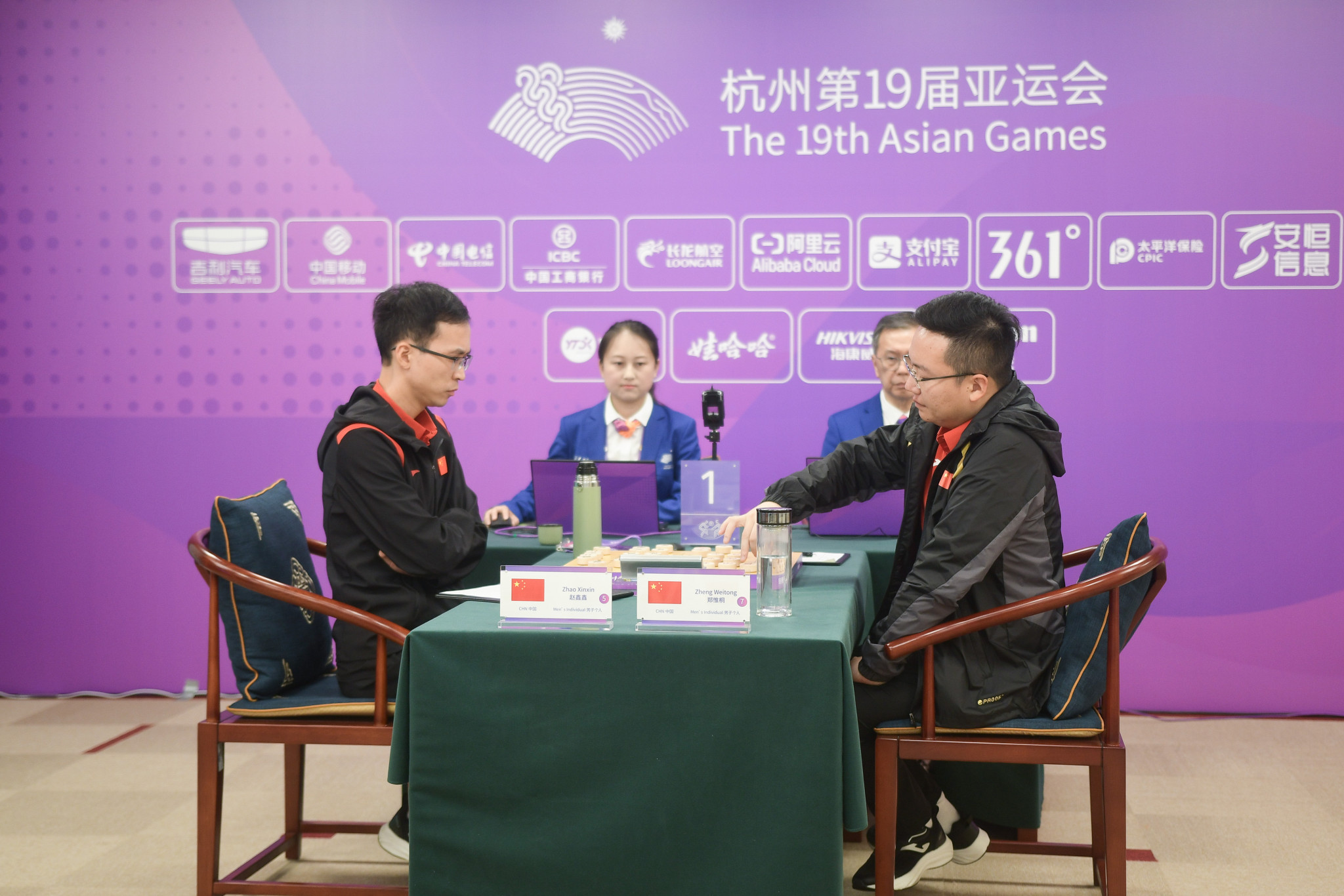 China won its 200th gold of the Games today, with men's xiangqi winner Zheng Weitong, right, claiming the milestone medal ©Hangzhou 2022
