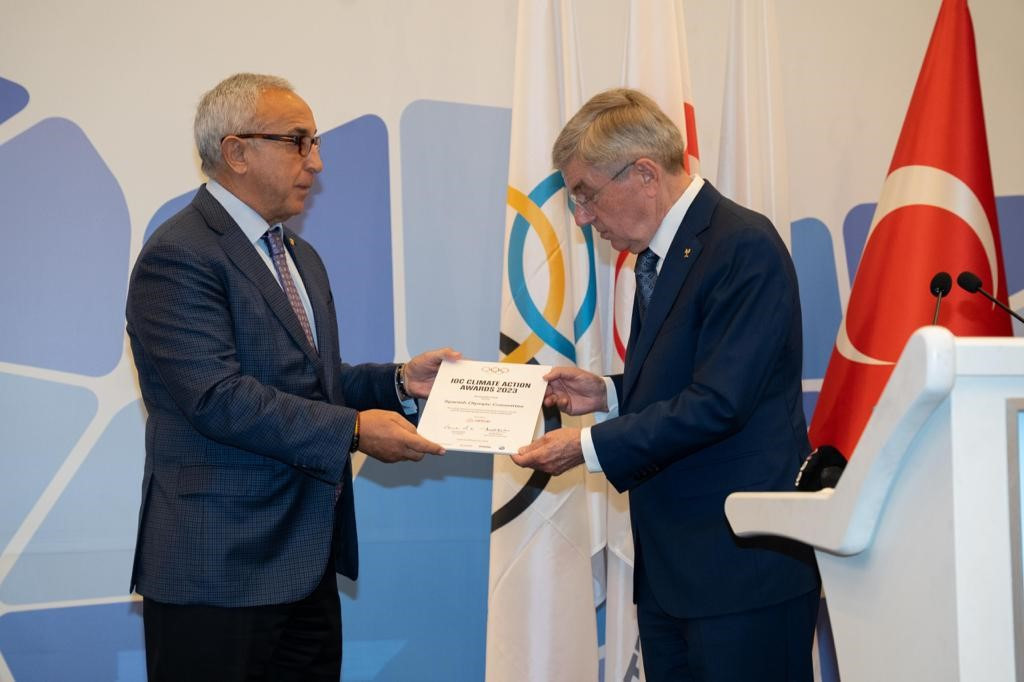 Spanish Olympic Committee President Alejandro Blanco, left, received the IOC Climate Action Award from President Thomas Bach, right ©EOC