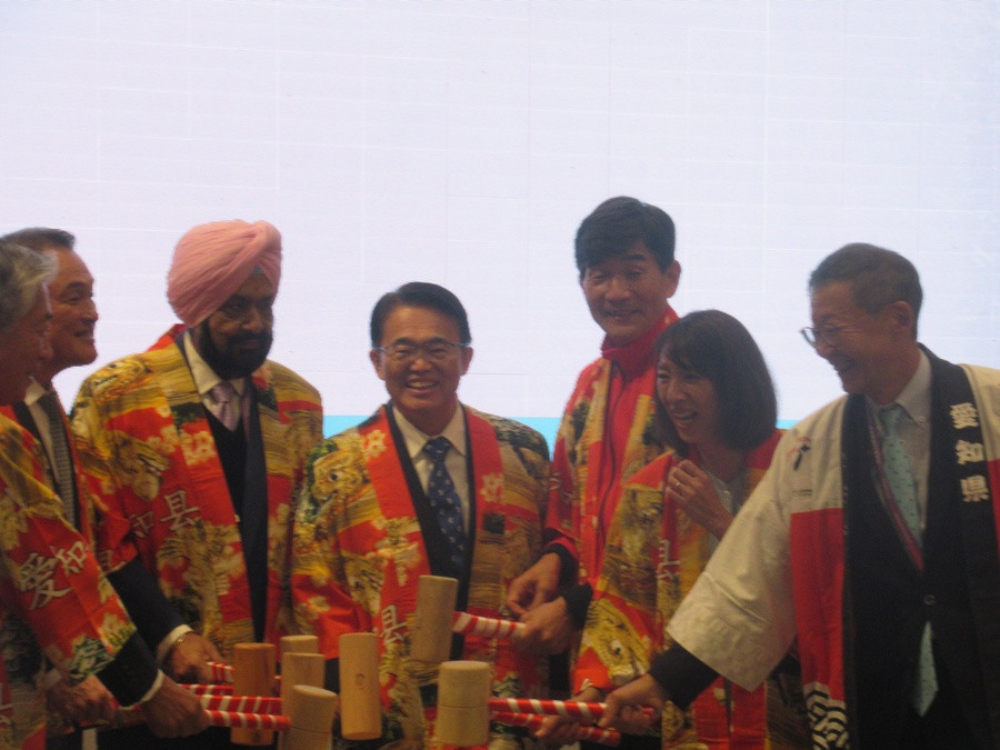 Aichi Governor Hideaki Omura, centre, stated the 2026 Asian Games would be inspirational ©OCA