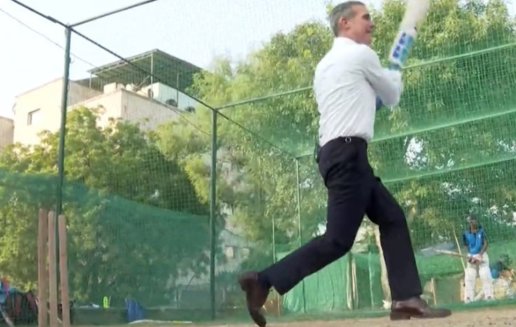 Former Los Angeles Mayor Eric Garcetti tries his hand at cricket ©India Today