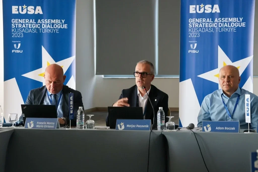 Matjaz Pecovnik, centre, stated excellent attendances would be seen at the inaugural EUSA Winter Sports Championships this December ©EUSA