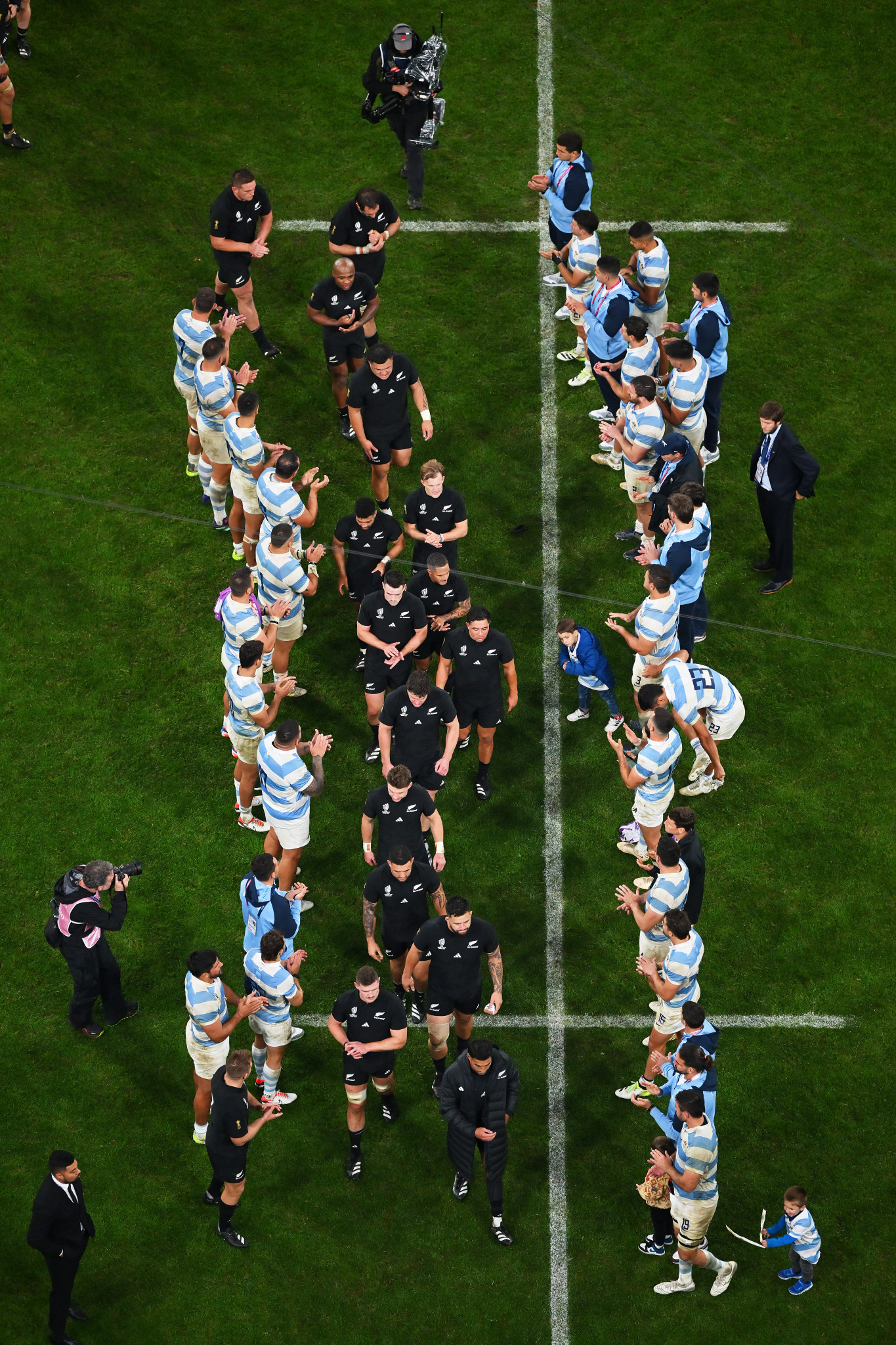 New Zealand are applauded off the pitch by Argentina after reaching their fifth Rugby World Cup final ©Getty Images