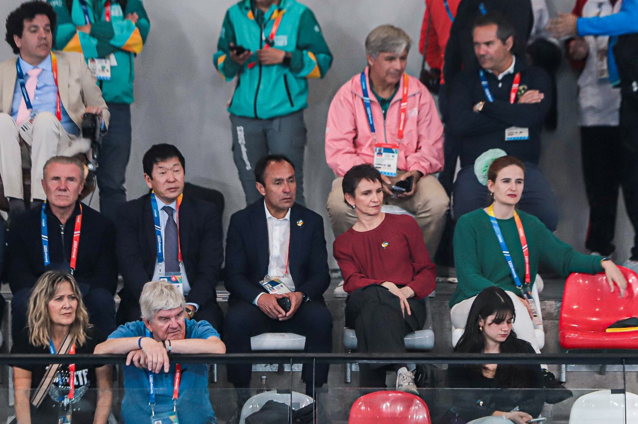 Olympic gold medallist Sergey Bubka, far left in the centre, has praised the organisation of Santiago 2023 ©Sanitago 2023