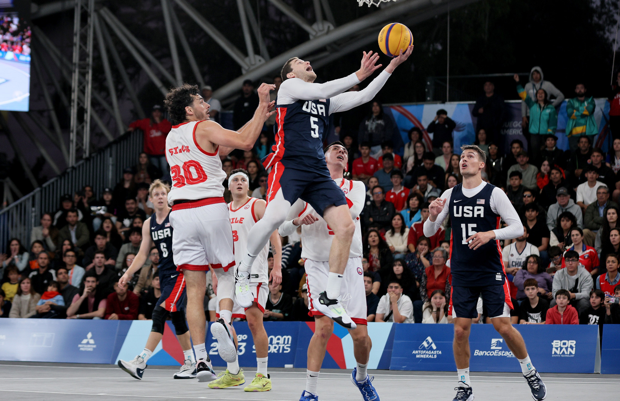 Former NBA player Jimmer Fredette reaches for the basket en-route to 3x3 gold with the USA ©Getty Images 