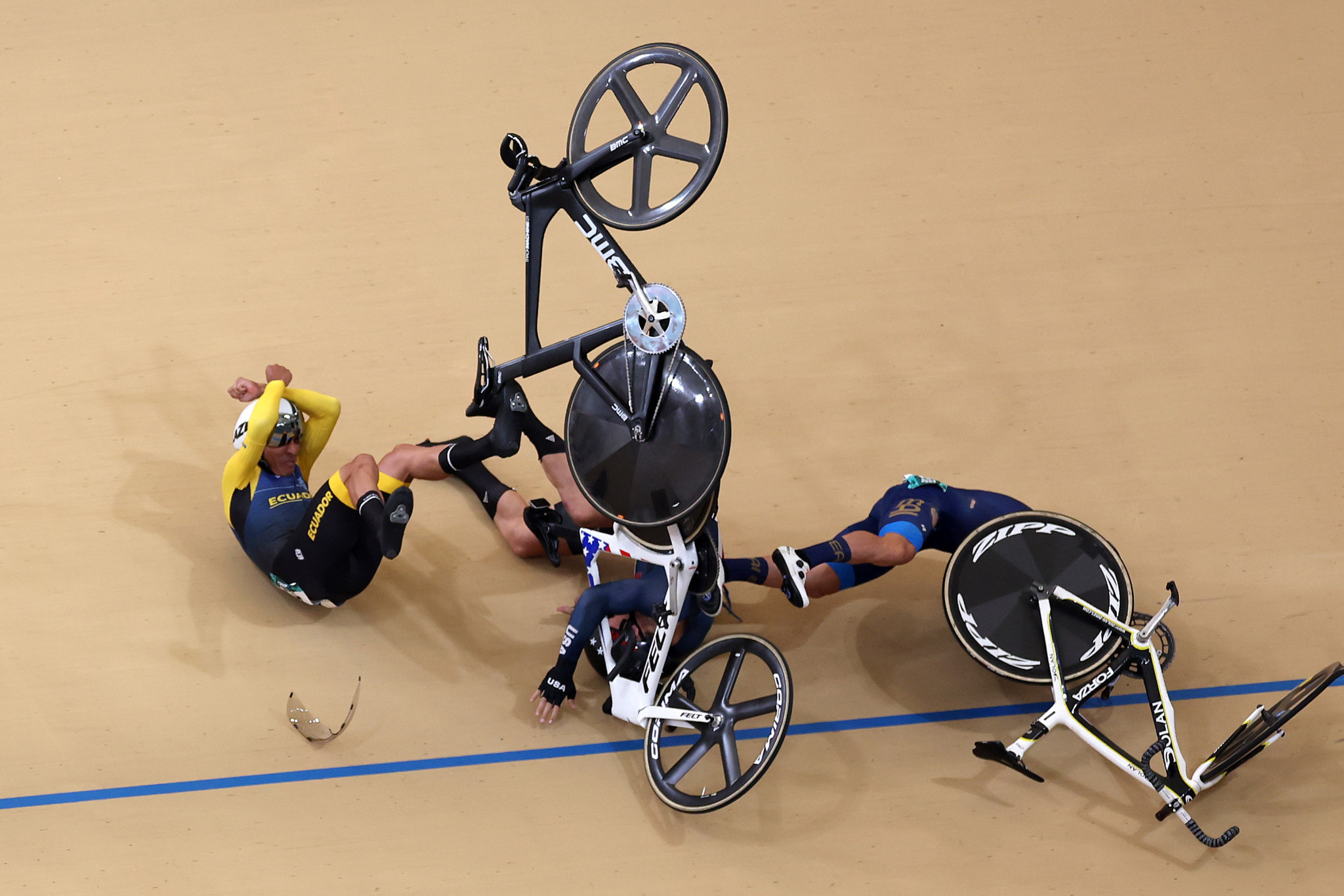 Three riders crash during the men's omnium at the velodrome ©Getty Images