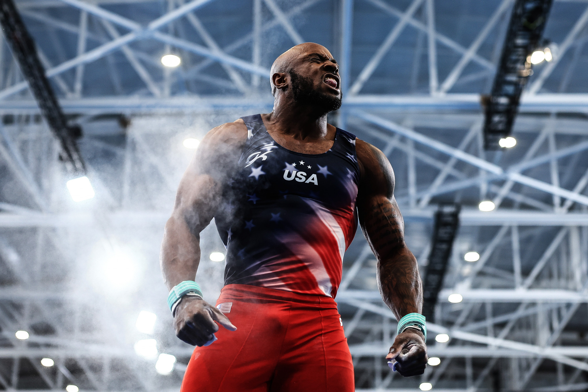 Donnell Whittenburg celebrates his rings gold in a cloud of chalk ©Getty Images