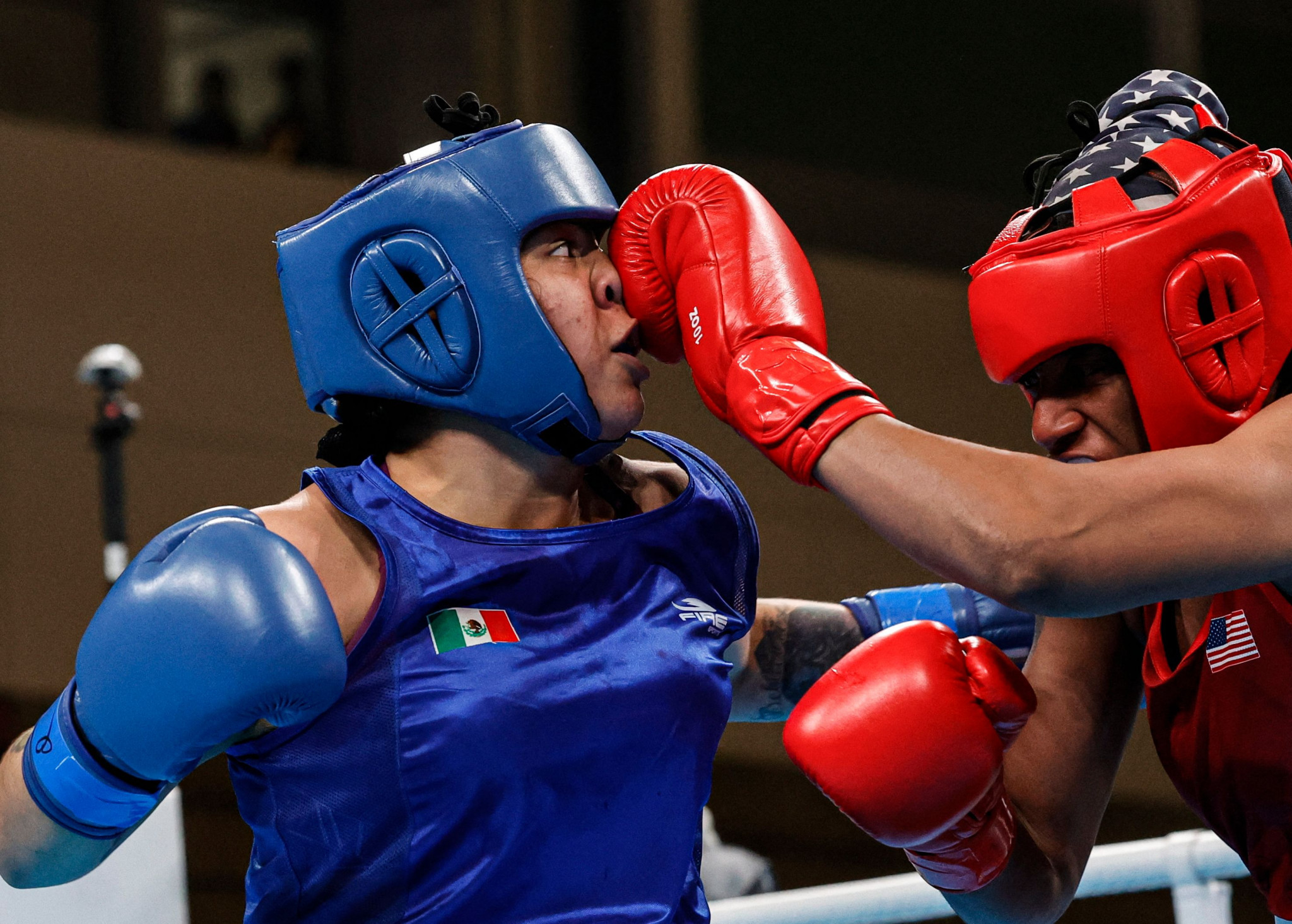 Citlalli Vanessa Ortiz takes a glove to the nose during the boxing quarter-finals  ©Getty Images