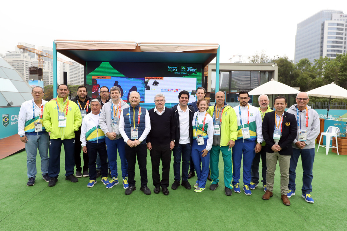 Thomas Bach, centre, discussed about Brazilian expectations at the Pan American Games with athletes and officials ©COB
