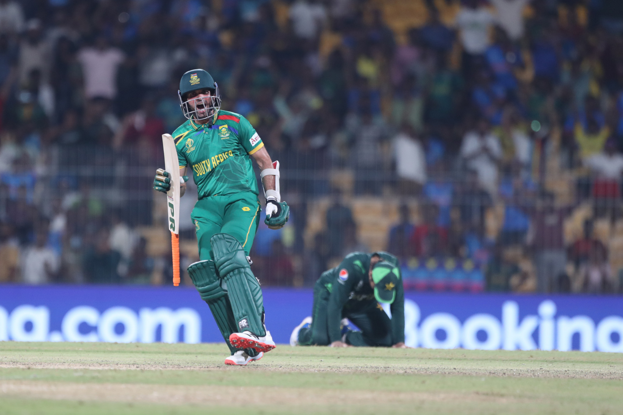 South Africa scrape victory against Pakistan to top Cricket World Cup standings
