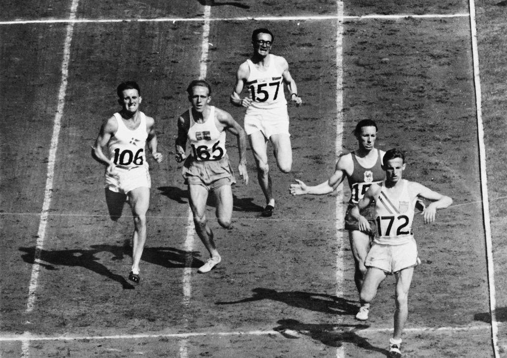 Niels Holst-Sørensen, second left, later a long-time IOC member and Commander of the Danish Air Force, reaches the 1948 Olympic 800 metres final ©Getty Images