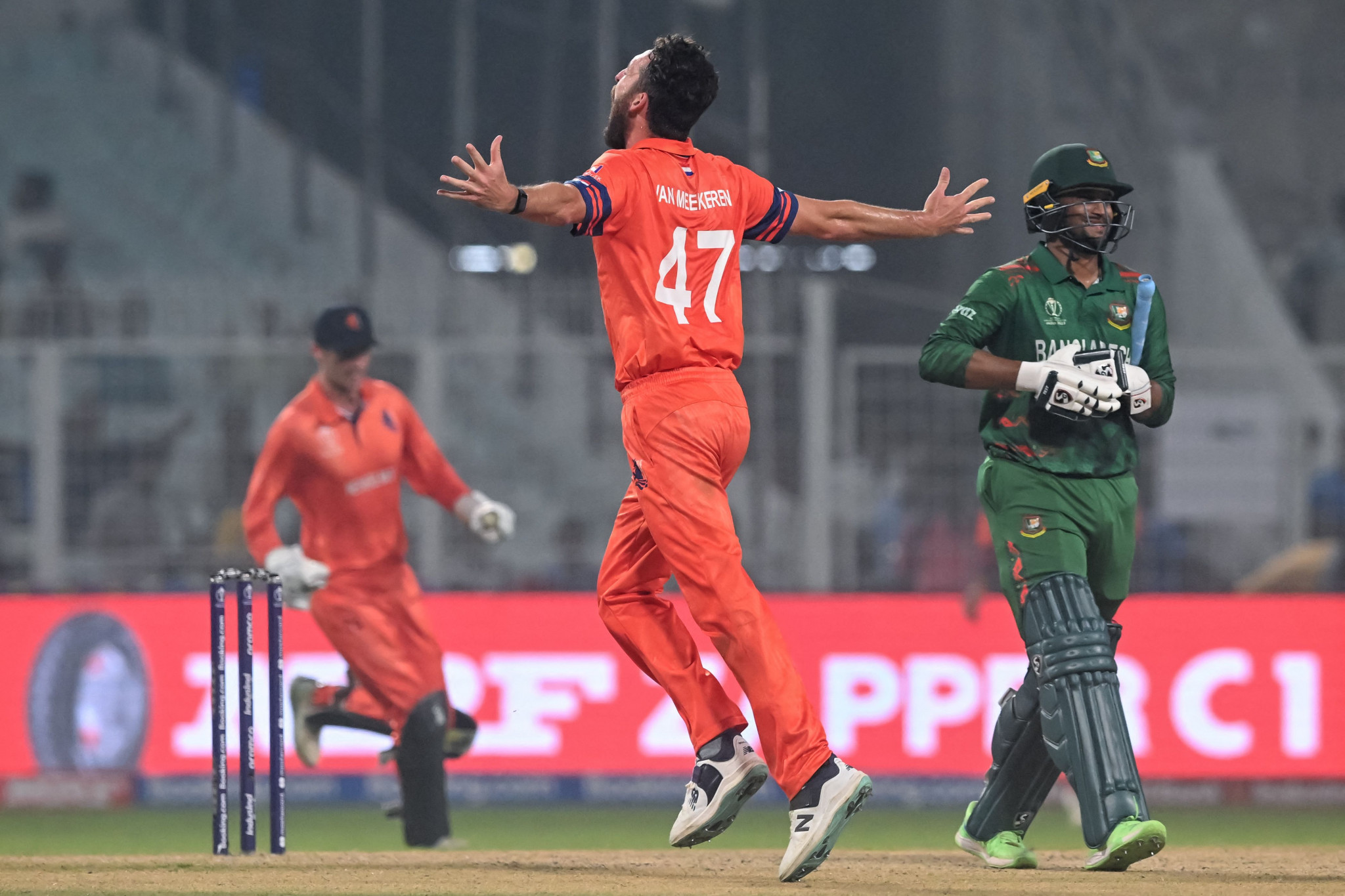 Paul van Meekeren, centre, was player of the match for The Netherlands against Bangladesh as he ended with figures of 4-23 ©Getty Images