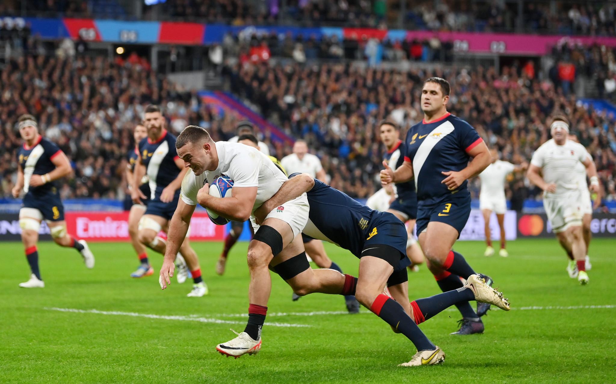 Ben Earl scored the first try of the game as England got off to a blistering start, scoring 13 points in as many minutes ©Getty Images