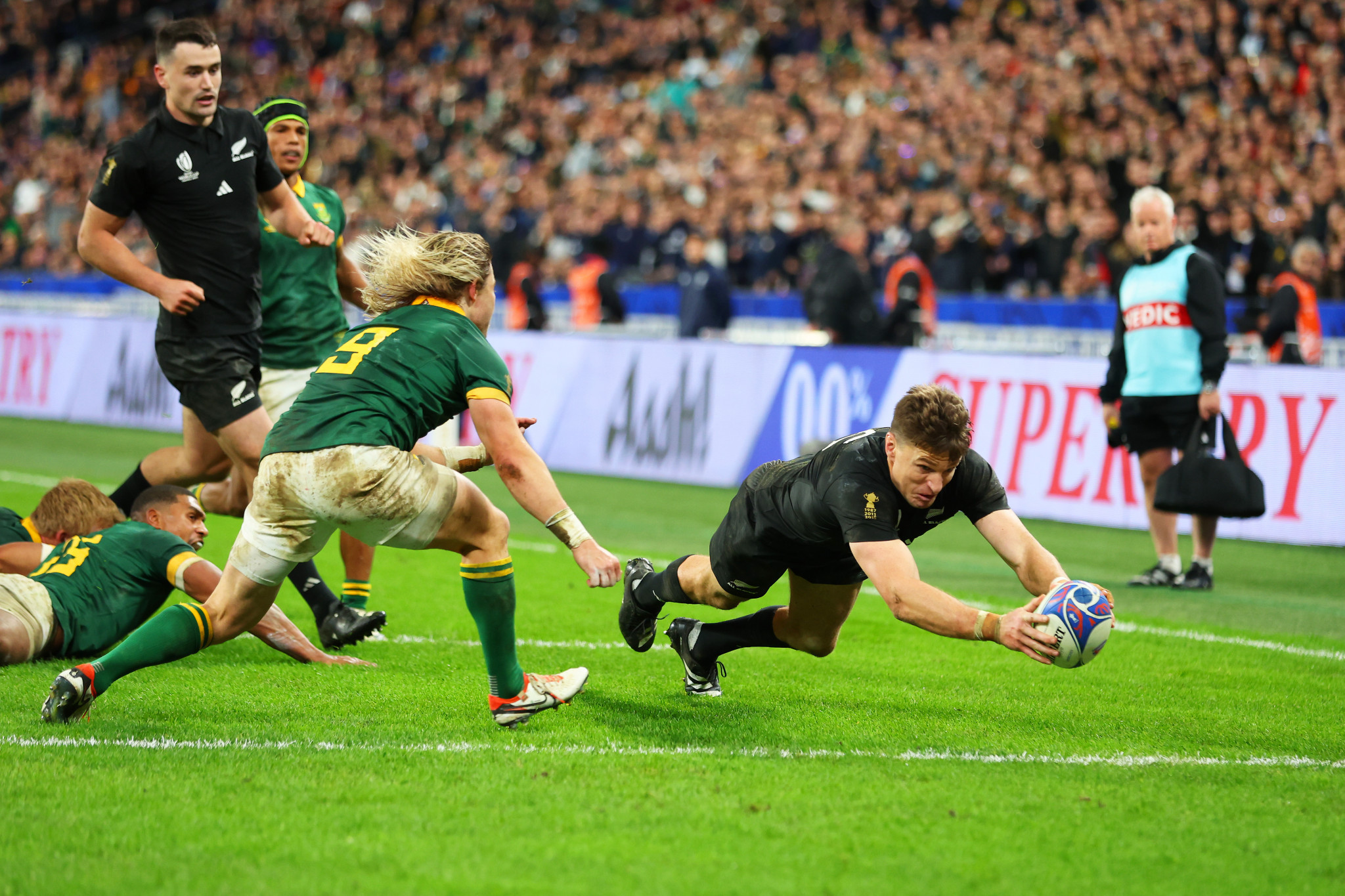 Beauden Barrett, right, scored the first try of the game to keep New Zealand within touching distance ©Getty Images