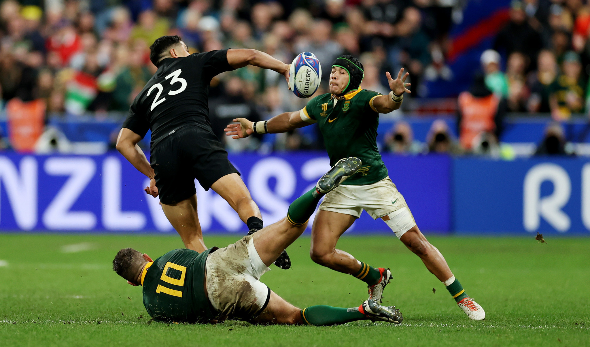 Both sides were down to 14 men in the latter stages after Cheslin Kolbe, right, was sin-binned for a deliberate knock-on ©Getty Images