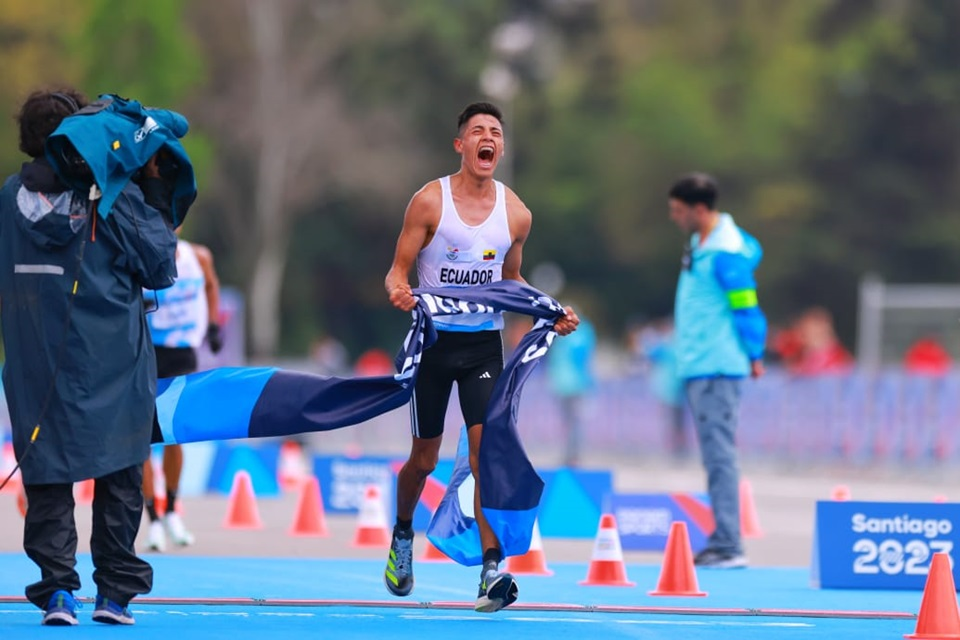 Ecuador's David Hurtado celebrates winning the Pan American Games gold medal in the men's 20km race walk at Santiago 2023 ©Santiago 2023