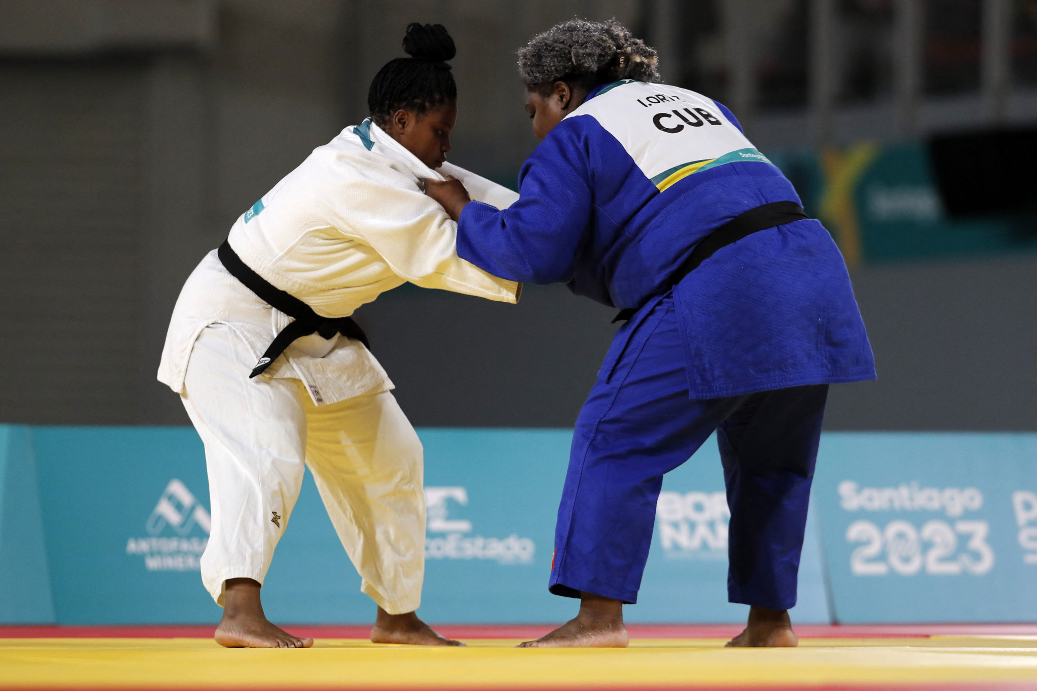 Cuba's Idalys Ortíz, right, won a record-equalling fourth consecutive judo gold at the Pan American Games against Colombia's Brigitte Carabali, left, in Santiago ©Getty Images