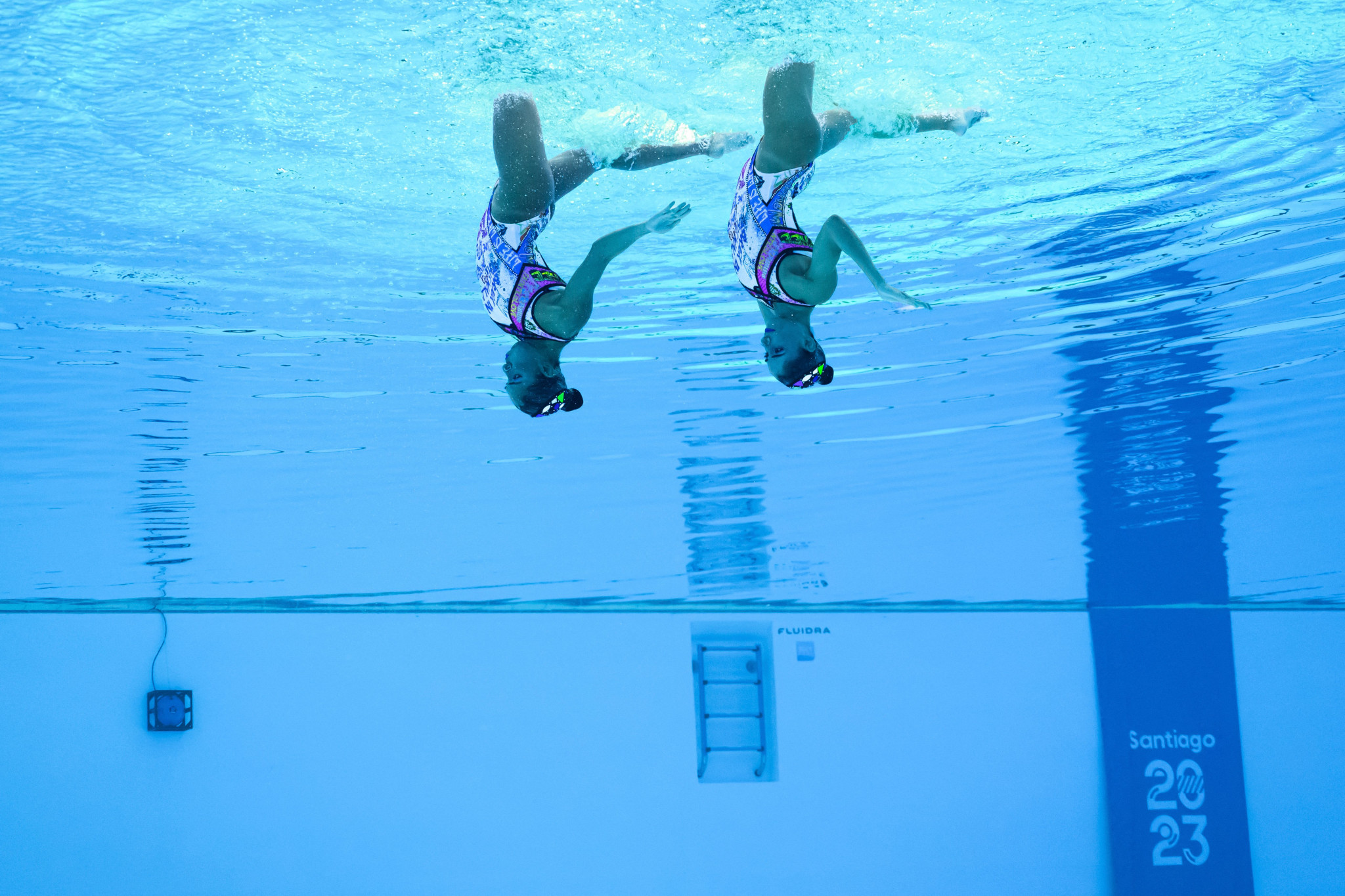 Nuria Diosdado and Joana Jimenez compete during the artistic swimming duets technical routine event of the Pan American Games Santiago 2023 © Getty Images