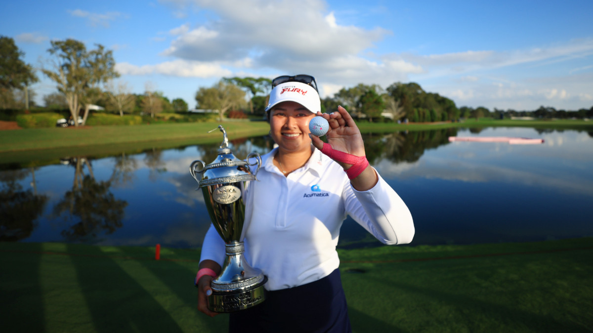 Lilia Vu from the United States poses with her ball and the trophy after winning The ANNIKA. © Getty Images