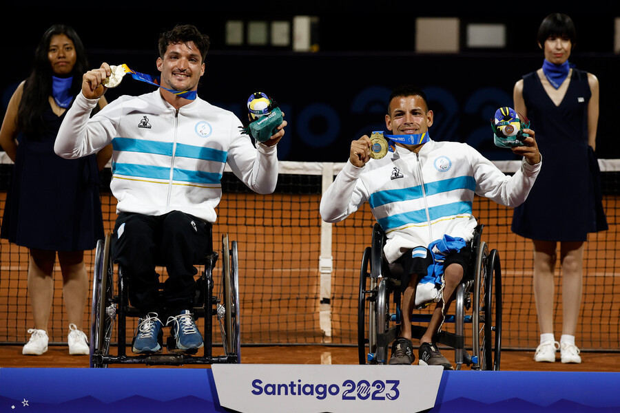  Ezequiel Casco, Gustavo Fernandez, receives his medal after the match in the wheelchair tennis at the Parapan American Games at the National Stadium Tennis Sports Center on November 24 in Santiago, Chile(Foto: Dragomir Yankovic/ Parapanamericanos Stgo 2023 via Photosport)