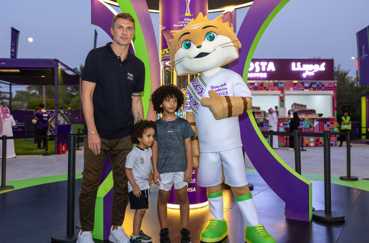  Maldini with the official mascot for the FIFA Club World Cup Saudi Arabia 2023™, the Sand Cat (Haddaf). © FIFA Club World Cup