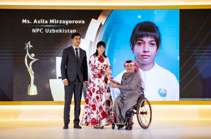 Asila Mirzayorova and Peng Zheng, Best Athletes at the Asian Awards. ©  Asian Paralympic Committee