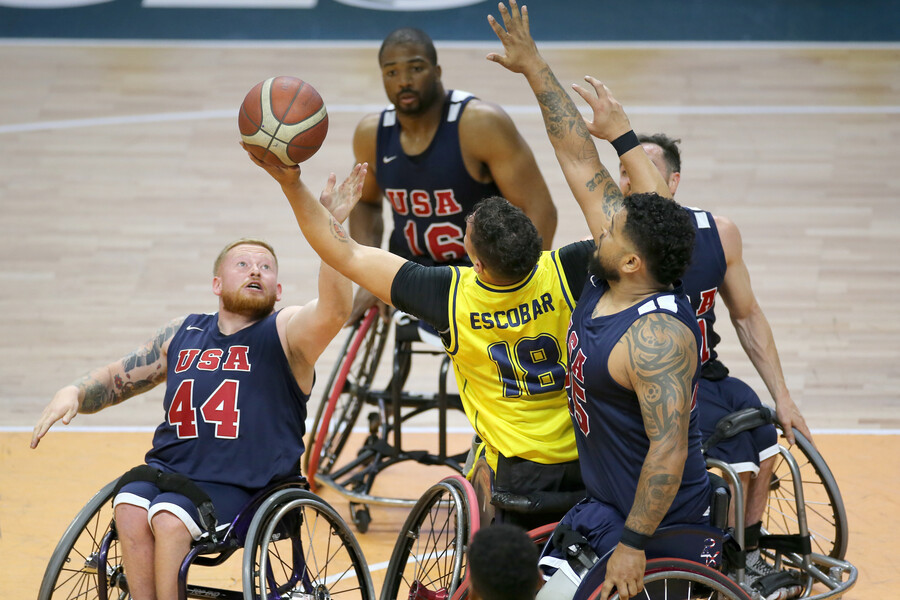 Juan Escobar of Colombia competes for the ball against Jeromie Meyer of the United States during the men's wheelchair basketball final gold match of the Santiago 2023 Parapan American Games at the Centro Polideportivo of the National Stadium on November 25 in Santiago, Chile.(Foto: Felipe PoGa/ Parapanamericanos Stgo 2023 via Photosport)