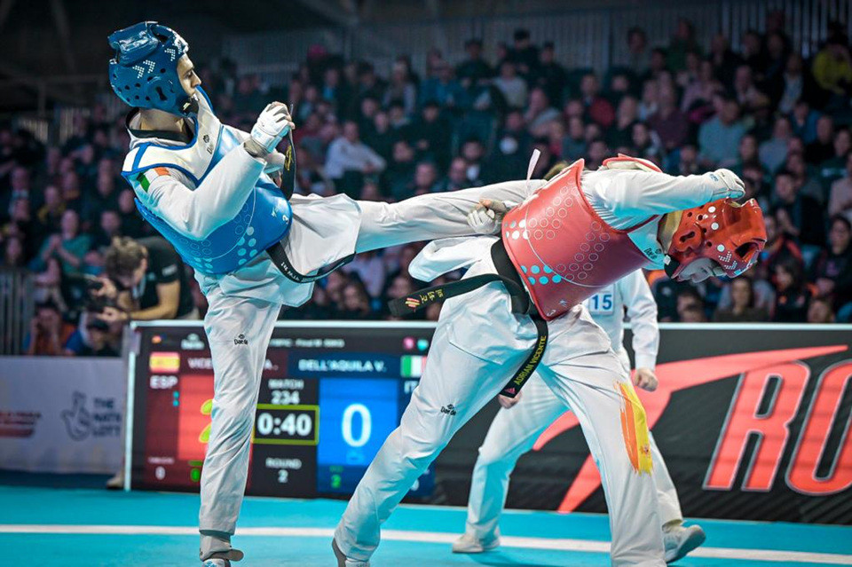 Action from the final bout between Vito Dell’Aquila (in blue) from Italy and Spain's Adrian Vicente Yunta in final of 58 kg © World Taekwondo
