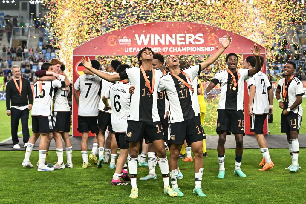 Germany's players celebrate after winning the UEFA Under 17 final football match between Germany and France at the Hidegkuti Nandor Stadium in Budapest, Hungary on June 2, 2023. © Getty Images