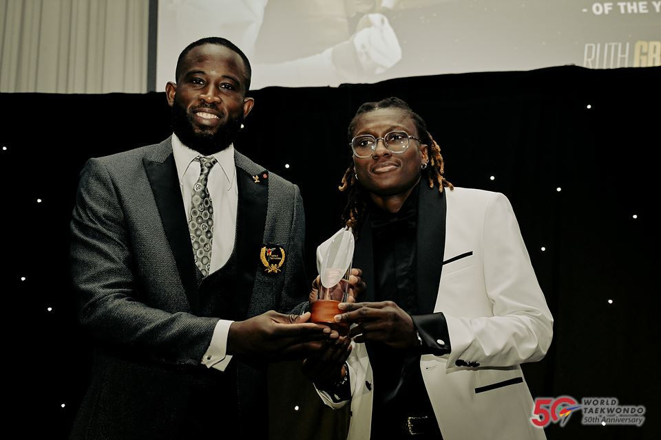 Cheick Cisse giving the award for The Kick of the year to Ruth Gbagbi © World Taekwondo