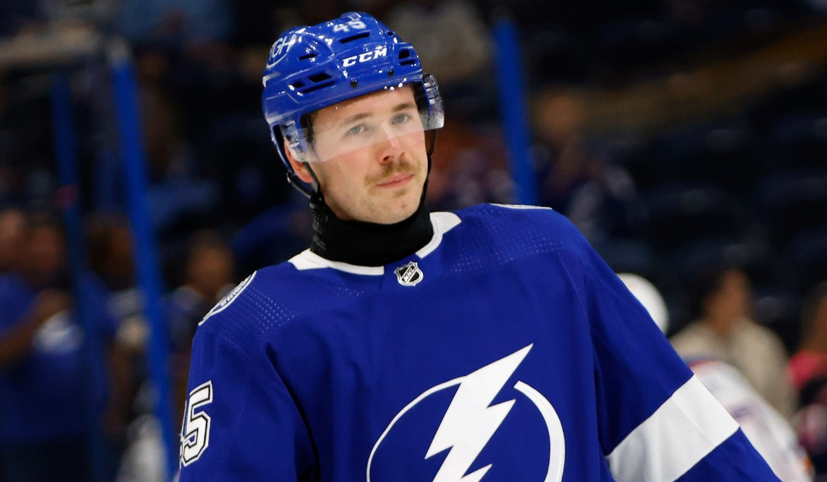 Cole Koepke (Tampa Bay Lightning), wearing a neck guard. © Getty Images