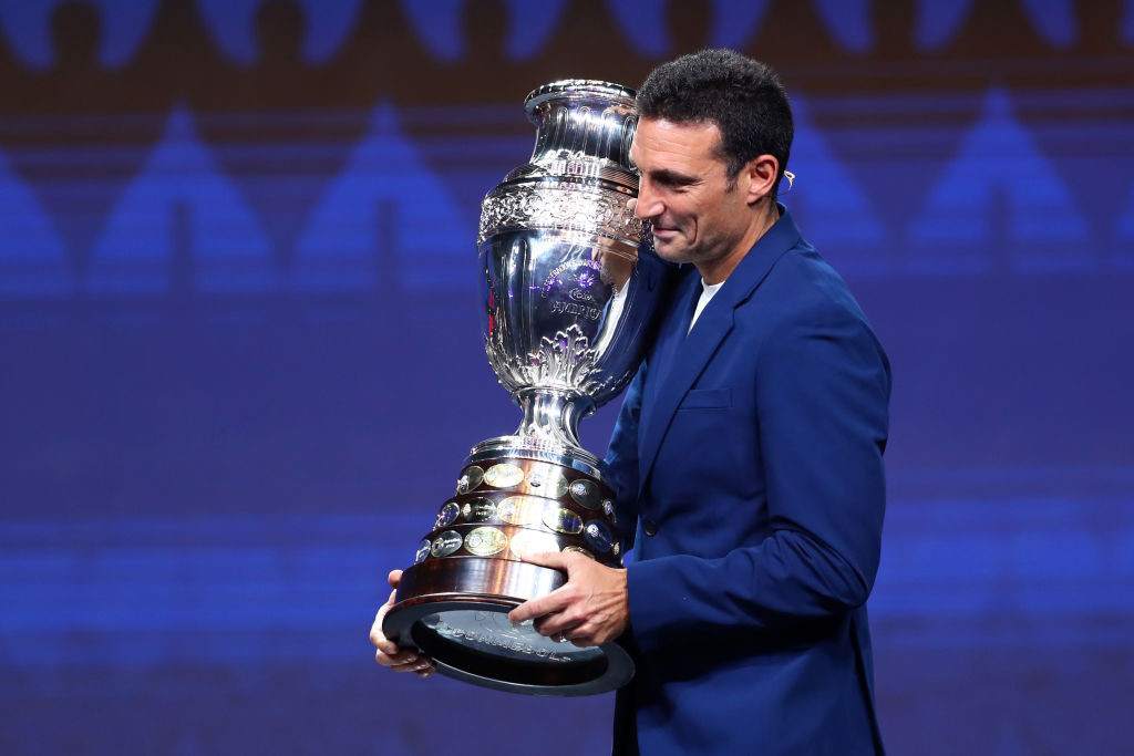MIAMI, FLORIDA - DECEMBER 07: Lionel Scaloni, Head Coach of Argentina, presents the Copa America trophy during the official draw of CONMEBOL Copa America 2024 at James L. Knight Center on December 07, 2023 in Miami, Florida. (Photo by Megan Briggs) © Gett