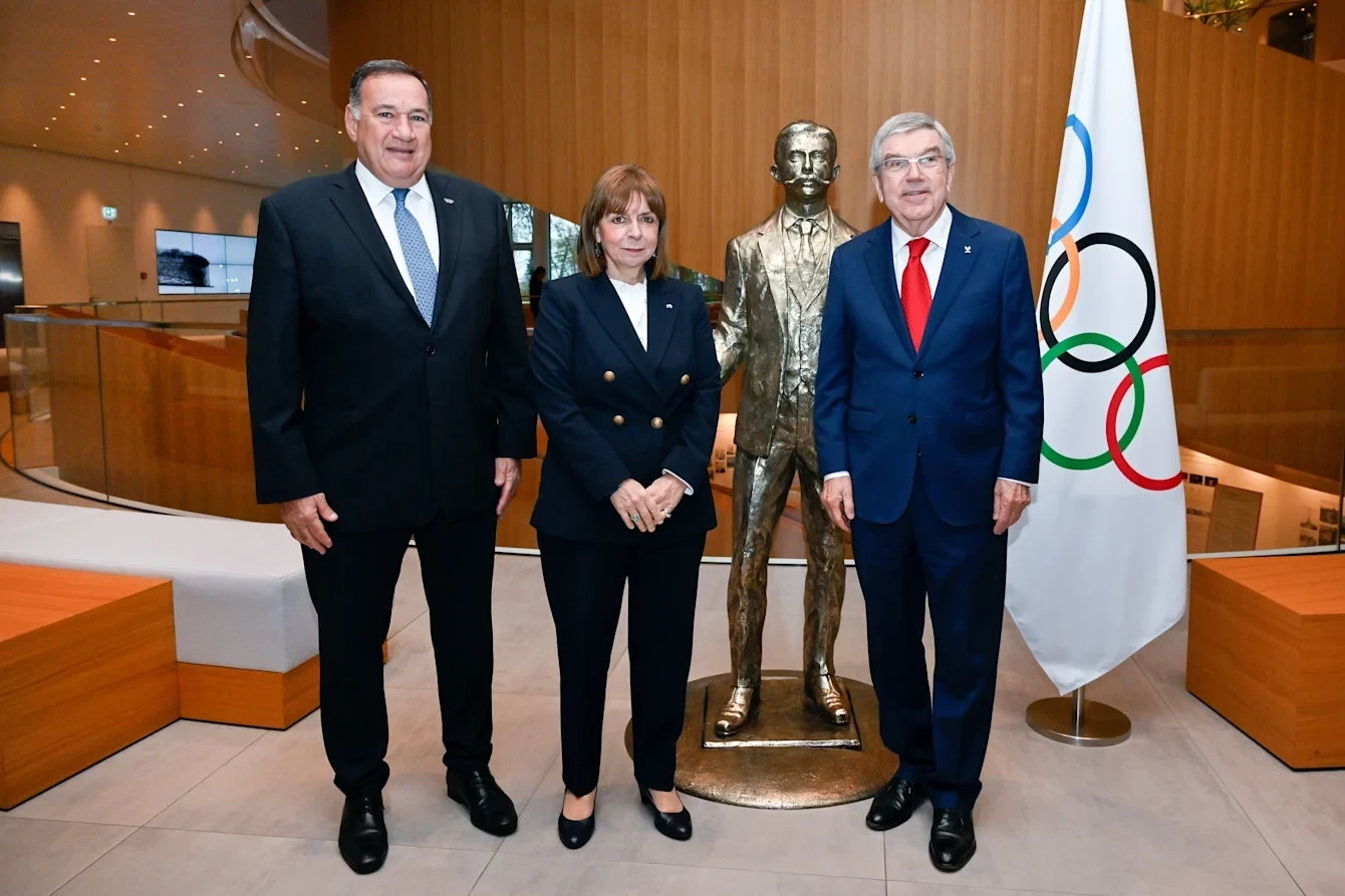 Thomas Bach welcomes Greek President to the Olympic House