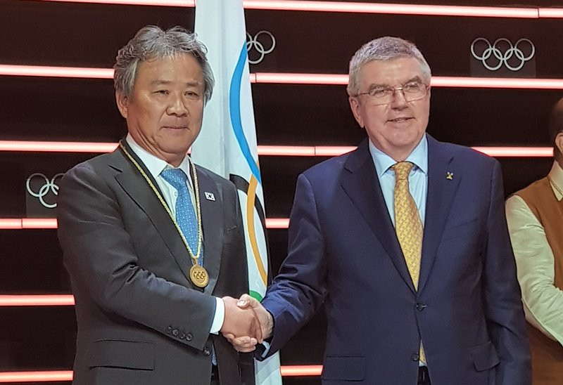 Lee Kee-heung, president of the Korean Sport & Olympic Committee, shakes hands with Thomas Bach, president of the International Olympic Committee (IOC) © Korean Sport & Olympic Committee