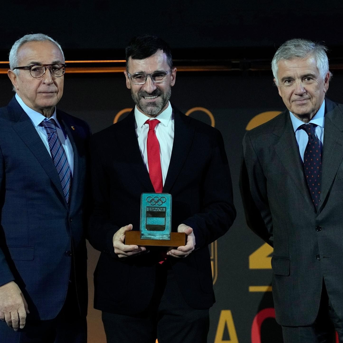 President of the Spanish Olympic Committee Alejandro Blanco and Vice President of the International Olympic Committee, Juan Antonio Samaranch Jr, pose for photographers with athlete Jesús Ángel 'Chuso' García Bragado, who received an award for his career © COE