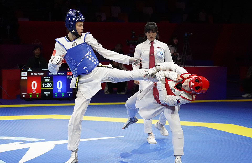 Action from the final bout in women's 49 kg between Elif sude Akgul from Türkiye (in blue) and Mi-Reu Kang from South Korea © World Taekwondo