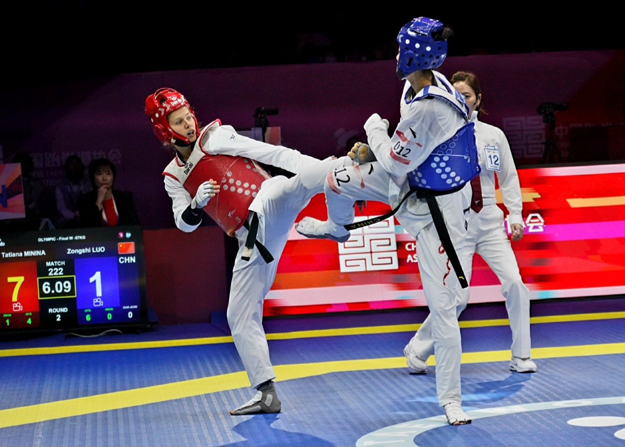 Action from women's 57 kg final bout between Tatiana Minina (in red) and Zhongshi Luo from China © World Taekwondo