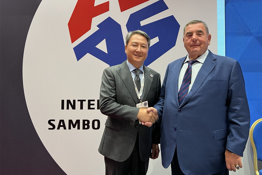 President of the Korean SAMBO federation Mun Seongcheon (from left) with FIAS President Vasily Shestakov © FIAS