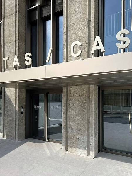 The Court of Arbitration for Sport (TAS-CAS) confirmed that contracts are binding despite the players' will. TAS/CAS