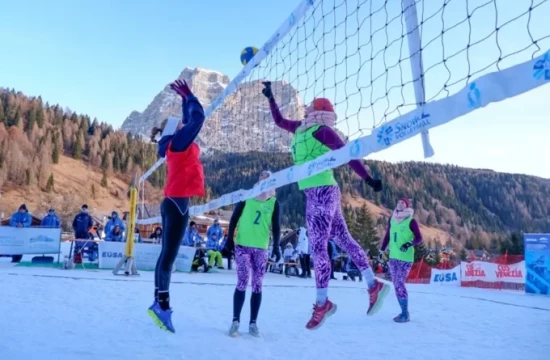 The matches of the snow volleyball were a spectacle in the Val di Zoldo. EUSA