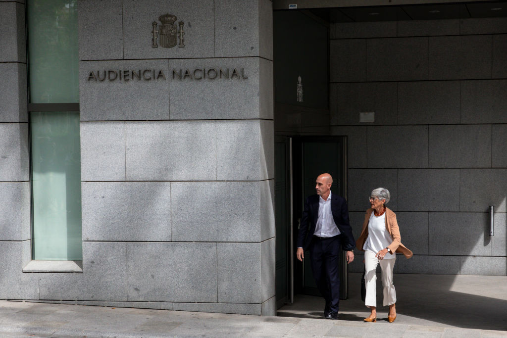 Former Spanish Football Federation president Luis Rubiales (L) leaves the Spanish Court. GETTY IMAGES