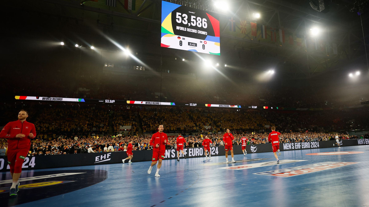 The crowd erupted when the world record was announced on the big screen. EHF