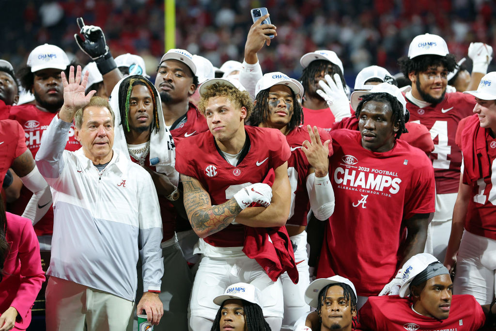 Nick Saban says goodbye as the players listen attentively. GETTY IMAGES 